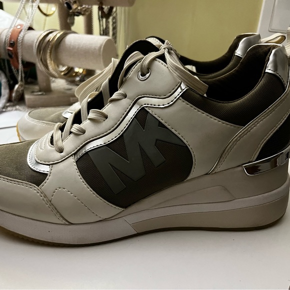 Michael Kors women’s size 9 platform sneakers - Picture 3 of 8